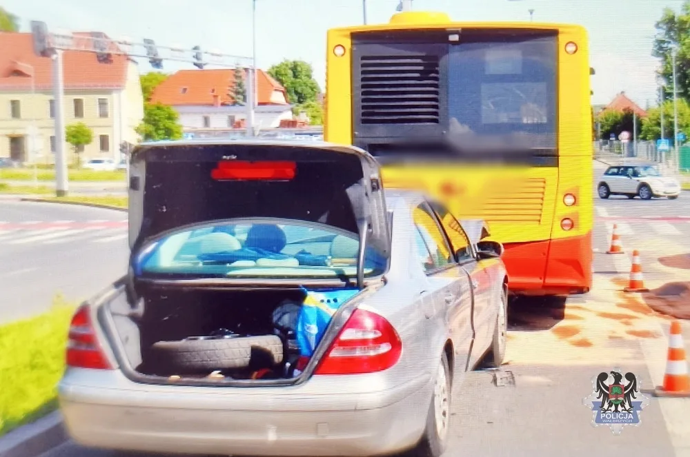 68-letni kierowca z promilami uderzył w autobus