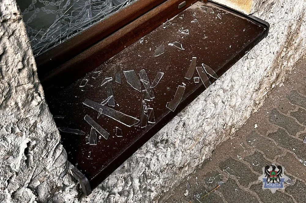 Mężczyzna zniszczył szybę w oknie mieszkania i stanie przed sądem