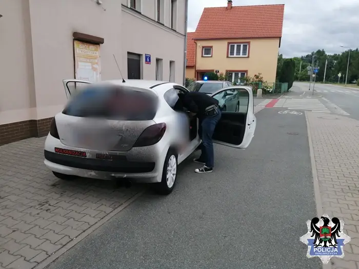 Wałbrzyscy policjanci eliminują nieodpowiedzialnych kierujących: jeden pod wpływem narkotyków, dwóch pod wpływem alkoholu