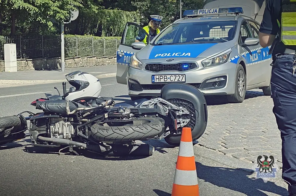 Apel policjantów o przestrzeganie zasad bezpieczeństwa na drogach po przewróceniu się motocyklisty