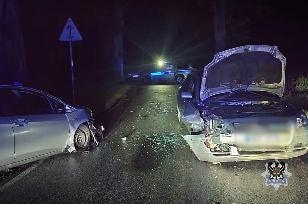 Ucieczka kierowcy zakończona kolizją z radiowozem, wszyscy w pojeździe poszukiwani