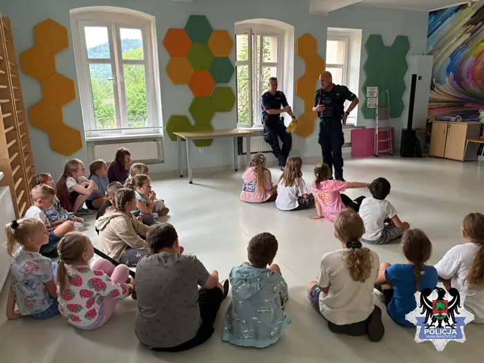 Policjanci z Głuszycy zaprezentowali zasady bezpieczeństwa podczas półkolonii