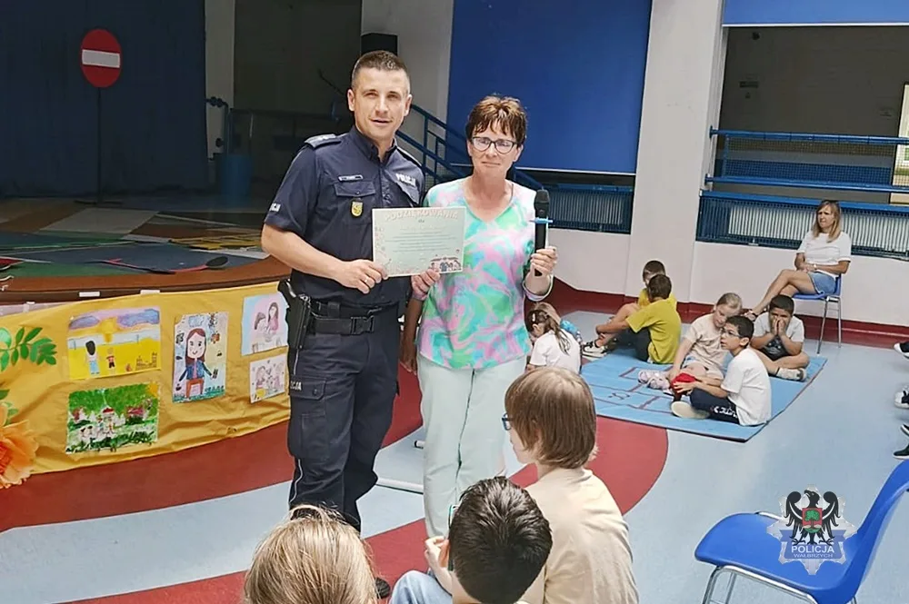 Policjant z Wałbrzycha edukował uczniów na temat bezpiecznych wakacji