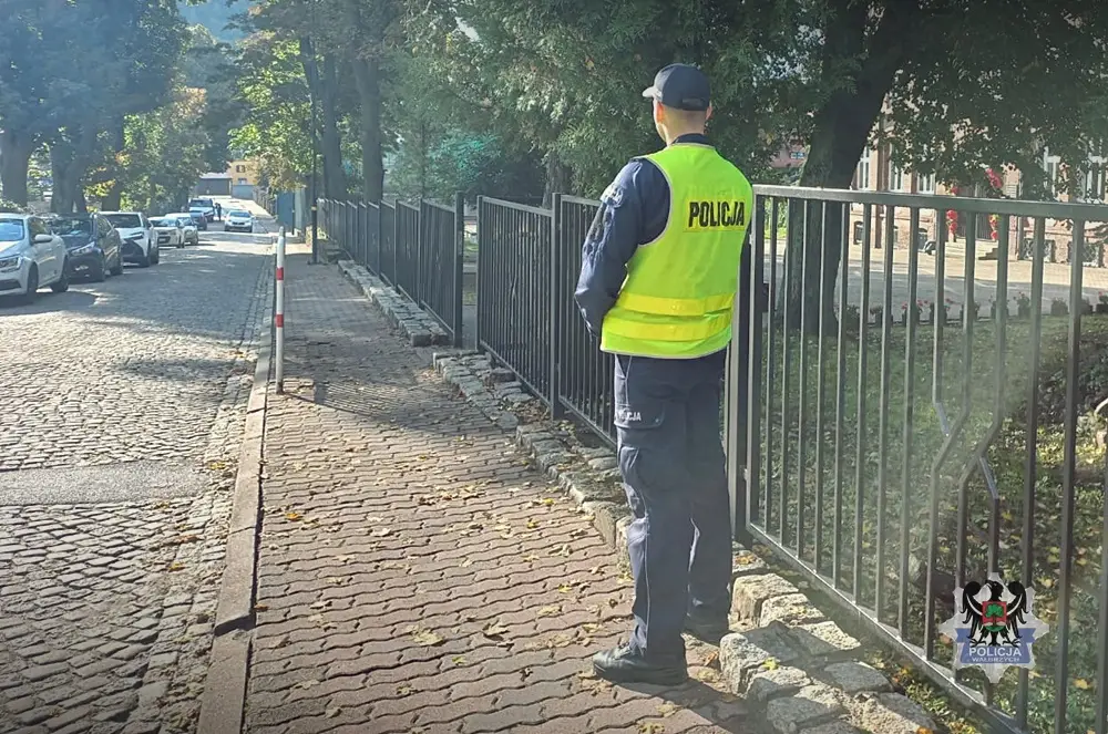 Policja zapewnia bezpieczeństwo uczniów w rejonie szkół