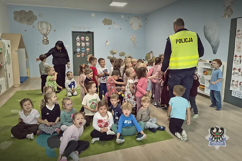Policjanci uczą przedszkolaków zasad bezpieczeństwa na drodze