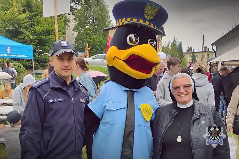 Prelekcja policjanta na festynie parafialnym o bezpieczeństwie