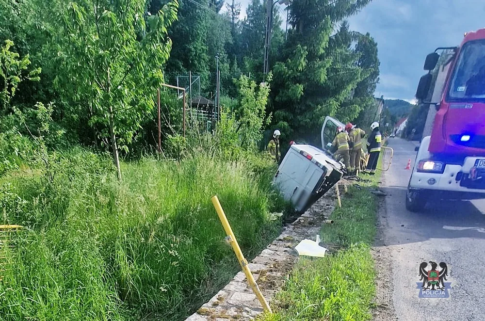 Apel policji o bezpieczeństwo na drogach po incydencie z samochodem w potoku