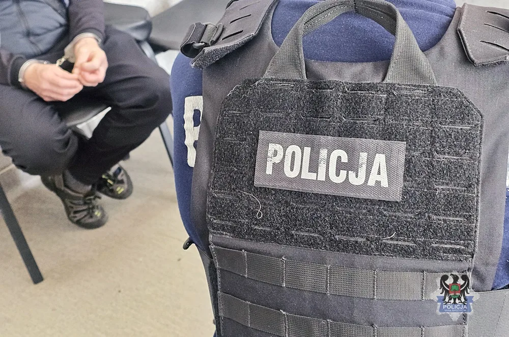 Dwaj nietrzeźwi kierowcy zatrzymani. Jeden z nich uszkodził budynek, drugi miał cofnięte uprawnienia