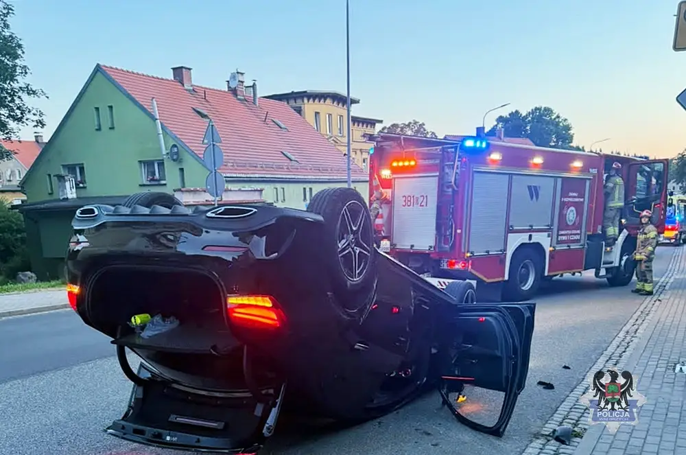 Dachowanie auta na ulicy Andersa i apel policji o bezpieczeństwo w ruchu drogowym