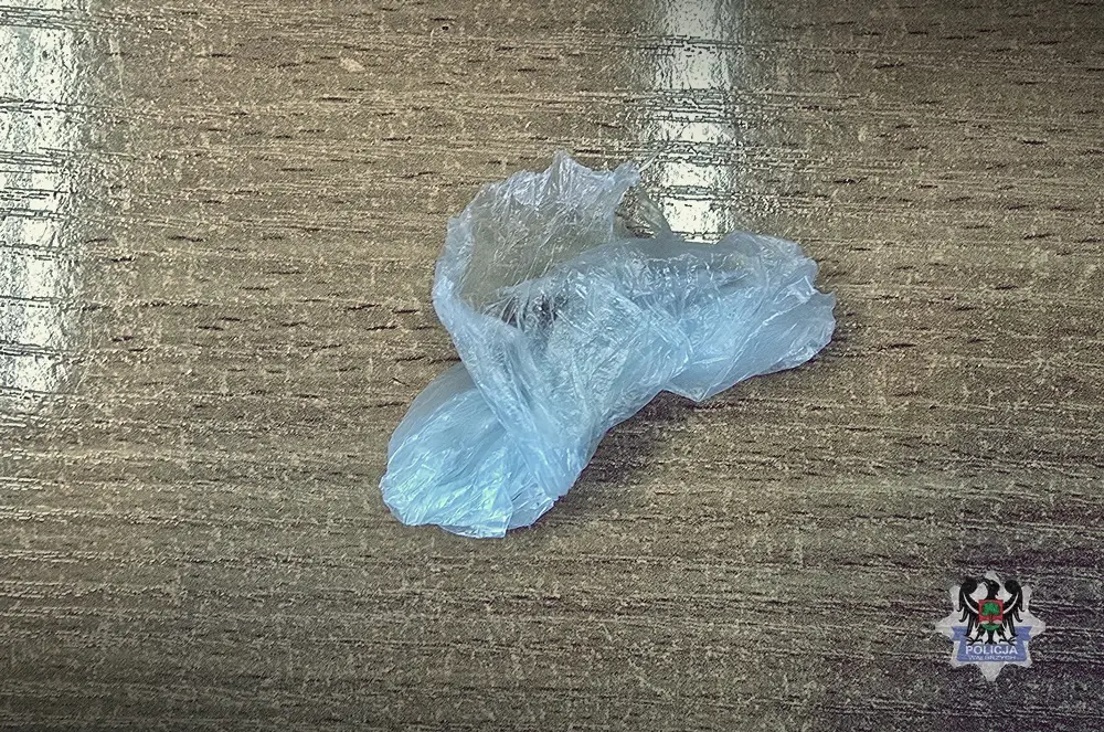 Policja zatrzymuje dwie osoby za posiadanie narkotyków