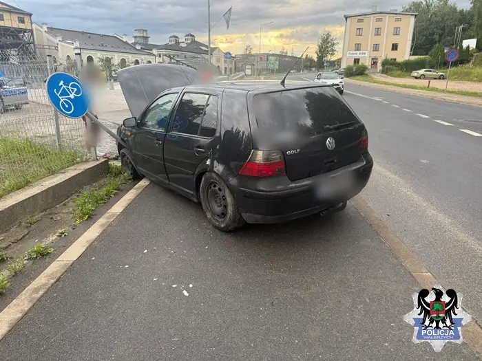 Policja zatrzymała kierowców z cofniętymi uprawnieniami, incydent z kolizją w Wałbrzychu