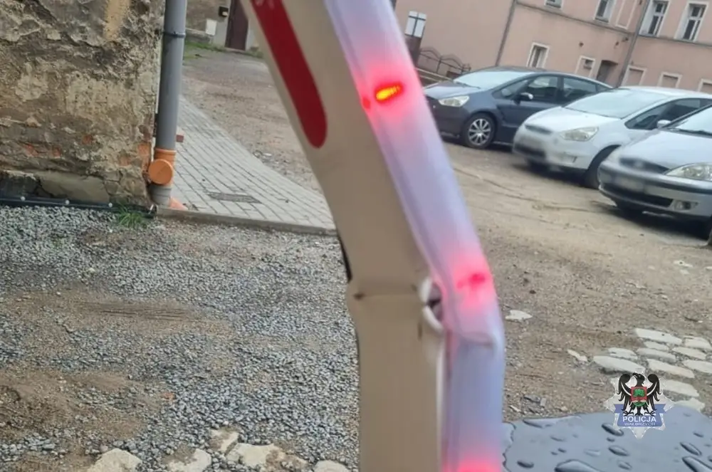 23-latek oskarżony o uszkodzenie szlabanu parkingowego oraz kradzież