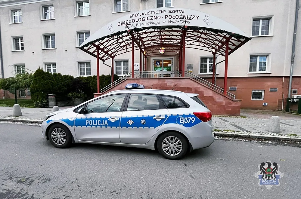 Policjanci pomogli kobiecie w dotarciu do szpitala położniczego