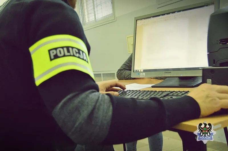 70-latka oszukana w markecie przez dosypywanie truskawek