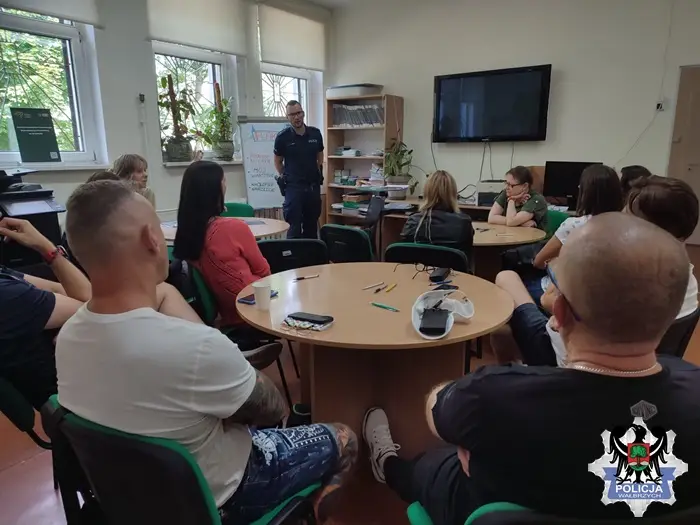 Spotkanie policjanta z osobami poszukującymi pracy na temat zagrożeń związanych z handlem ludźmi