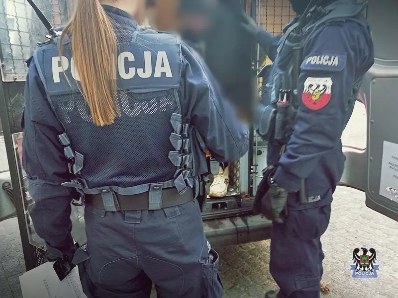 Dwoje poszukiwanych zatrzymanych przez policję – kobieta uniknęła aresztu, mężczyzna trafił do aresztu