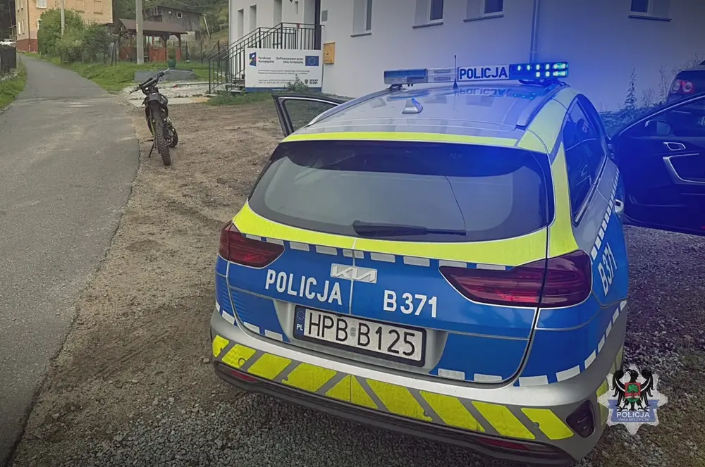 Młody motocyklista uciekał przed policją, nie mając uprawnień i jeżdżąc niedopuszczonym pojazdem