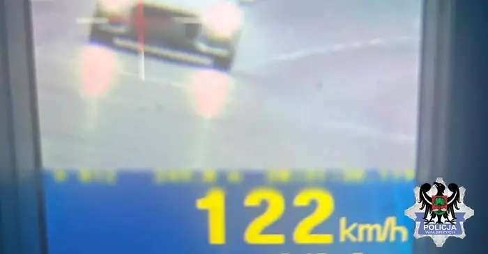 Kierowca stracił prawo jazdy za nadmierną prędkość 122 km/h w strefie ograniczenia do 70 km/h