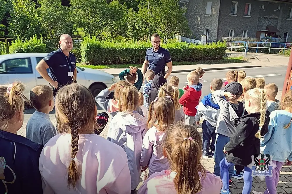 Policjanci zapewniają bezpieczeństwo dzieciom w drodze do szkoły