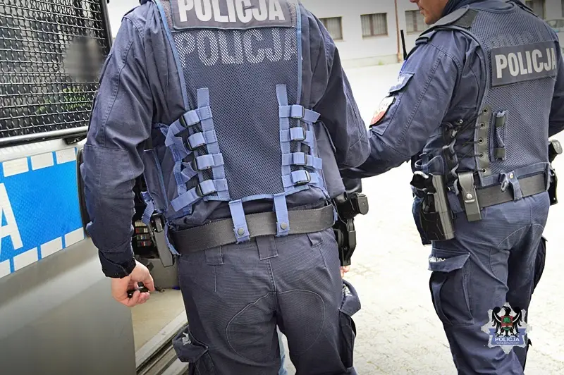 Mężczyzna zgłosił interwencję, ale okazał się poszukiwany; trafi za kratki na dwa lata