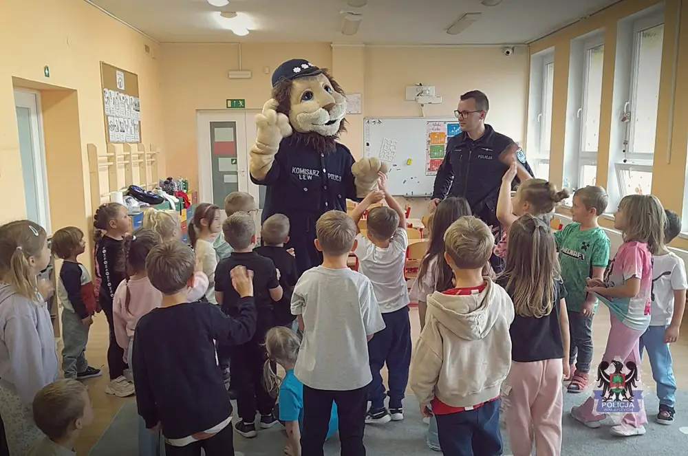 Policjant z Wałbrzycha odwiedził dzieci w Czarnym Borze, rozmawiając o bezpieczeństwie