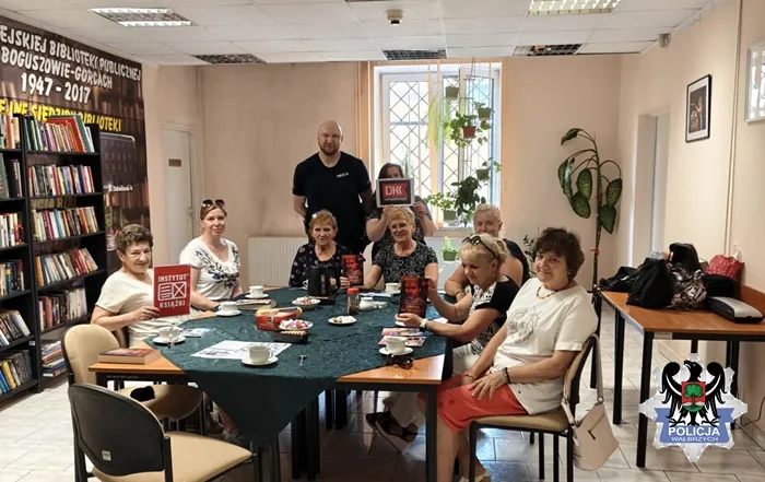 Spotkanie dzielnicowego z seniorkami w Boguszowie-Gorcach na temat bezpieczeństwa