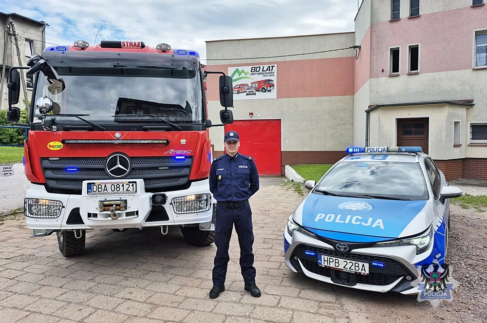 Policjant i strażacy uratowali 80-latka z pożaru w Boguszowie-Gorcach