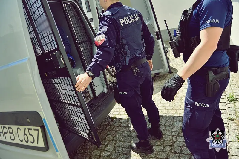 Policjanci z Wałbrzycha szybko zatrzymali sprawców oraz odzyskali skradzioną maszynę budowlaną