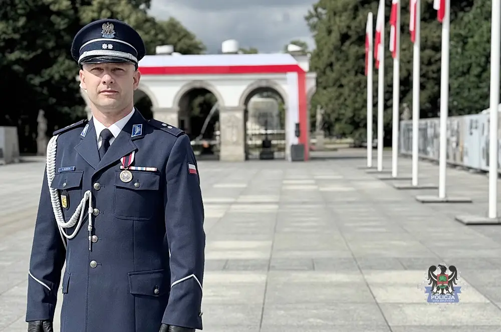 Wałbrzyski policjant odznaczony Brązowym Medalem za Długoletnią Służbę podczas obchodów Święta Policji