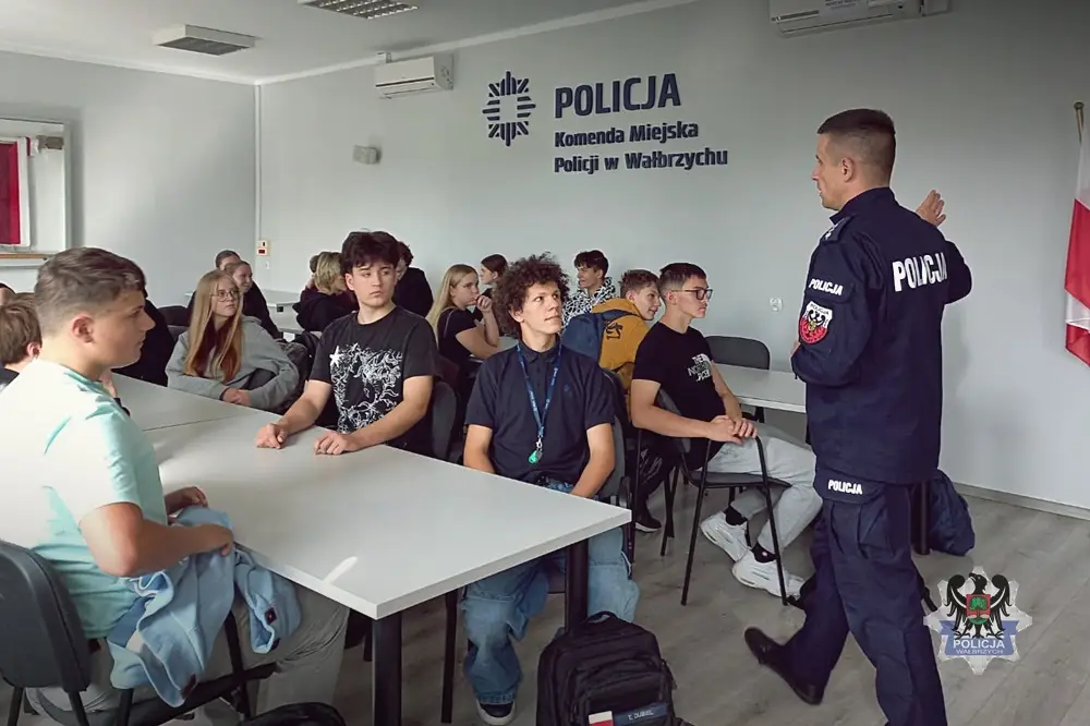 Uczniowie z IV Liceum Ogólnokształcącego zapoznali się z działalnością Policji