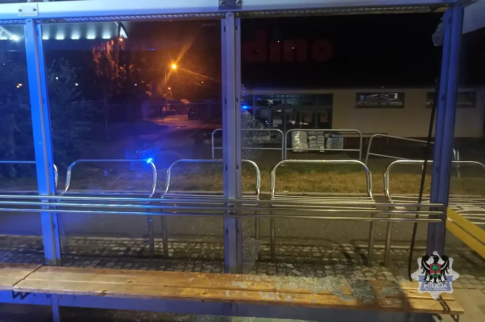 Zatrzymany za zniszczenie wiaty przystankowej na Szczawienku pod wpływem alkoholu